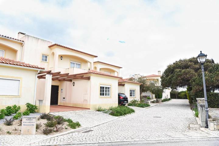 Casas e apartamentos de temporada para 4 pessoas, com Balcão e Terraço e ainda Jardim and Piscina em Amoreira