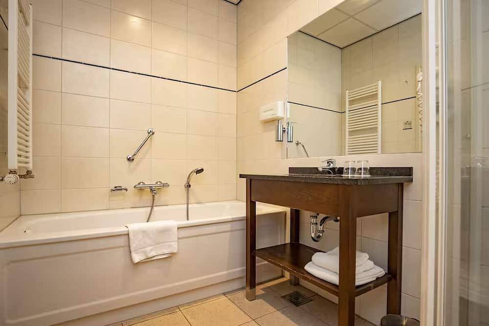 Sun-Filled Escape with Free Parking, Garden Picnic Spot & Cycling Paths in Provincie Utrecht