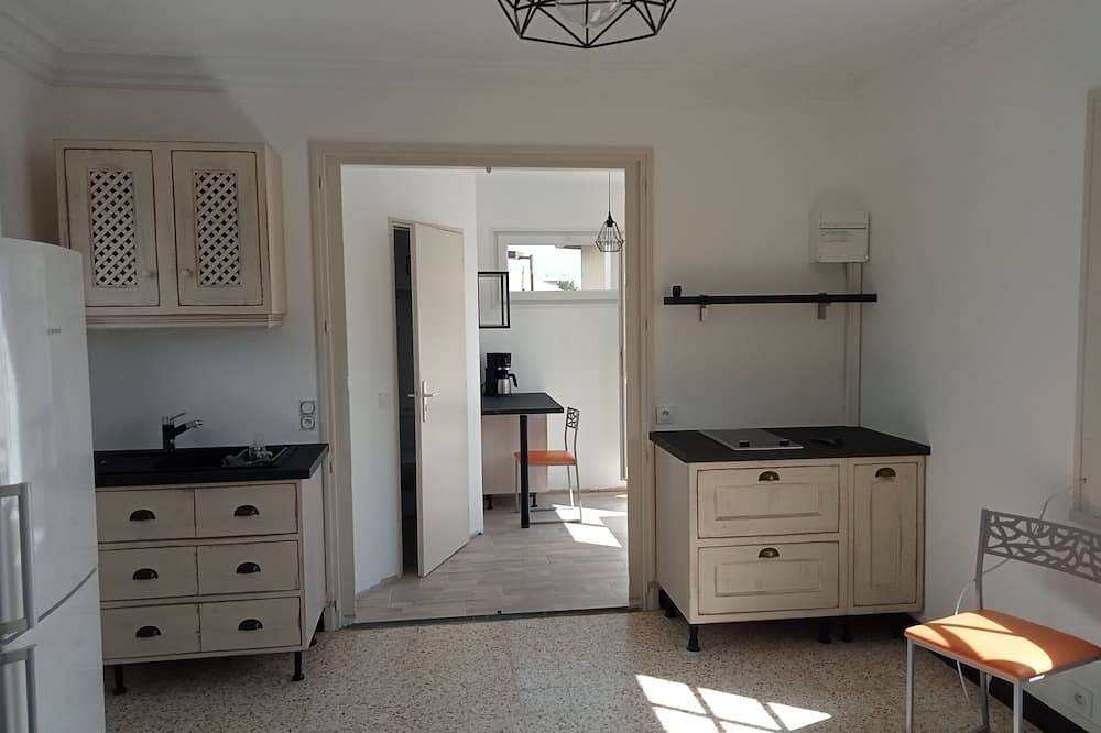 Entire apartment, 3 kms from Avignon, quiet 40 m² studio, ideal for 2 people in Le Pontet, Vaucluse