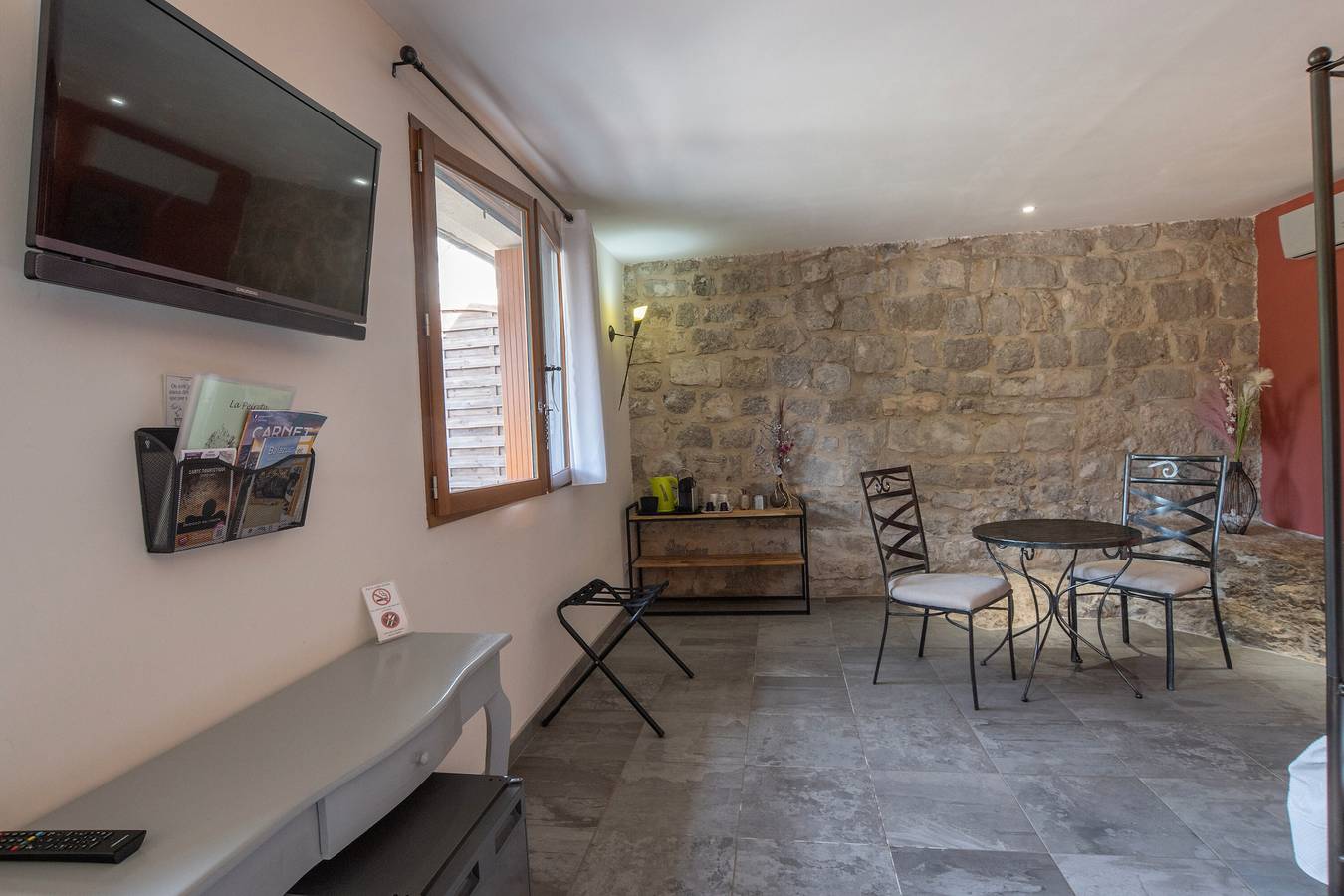 Habitación 'La Peireta-Romantique' con piscina compartida, Wi-Fi y aire acondicionado in Saint-Alban-Auriolles, Ardèche