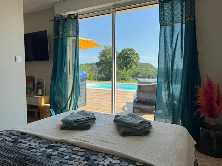 Gîte pour 2 personnes, avec vue ainsi que jardin et piscine à Arpajon-sur-Cère