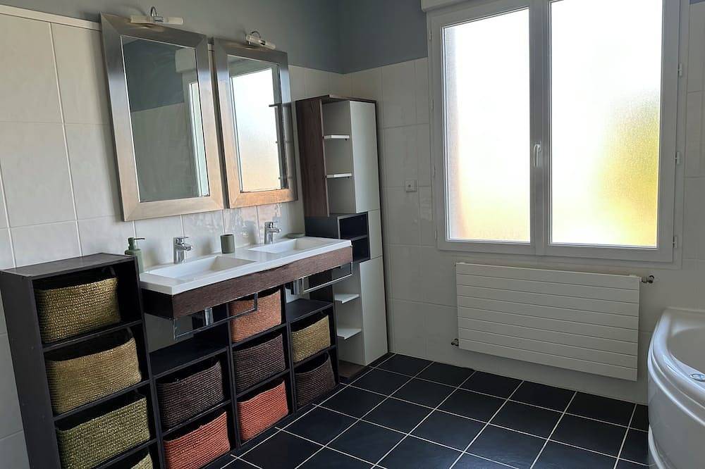 Relaxing stay: swimming pool, garden, close to the center in Périgueux, Périgord Blanc