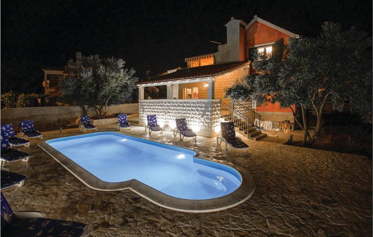 Charmante 200 m² große Wohnung mit Pool und Terrasse, 1,5 km vom Strand entfernt in Milna, Brac