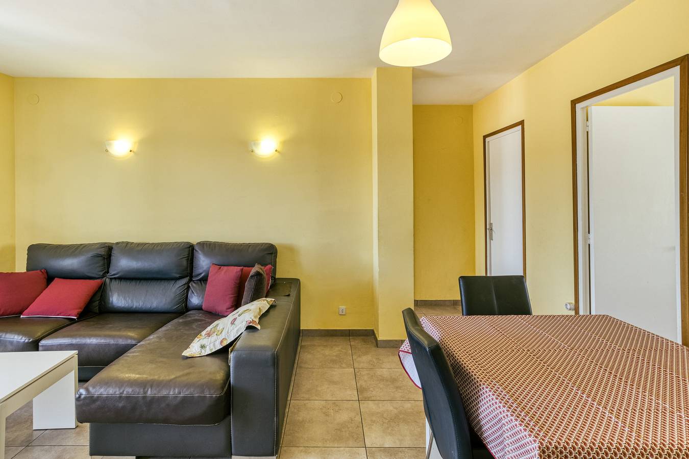 Entire apartment, Apartment 'Escala Riells' with Balcony and Wi-Fi in l'Escala, Upper Empordà