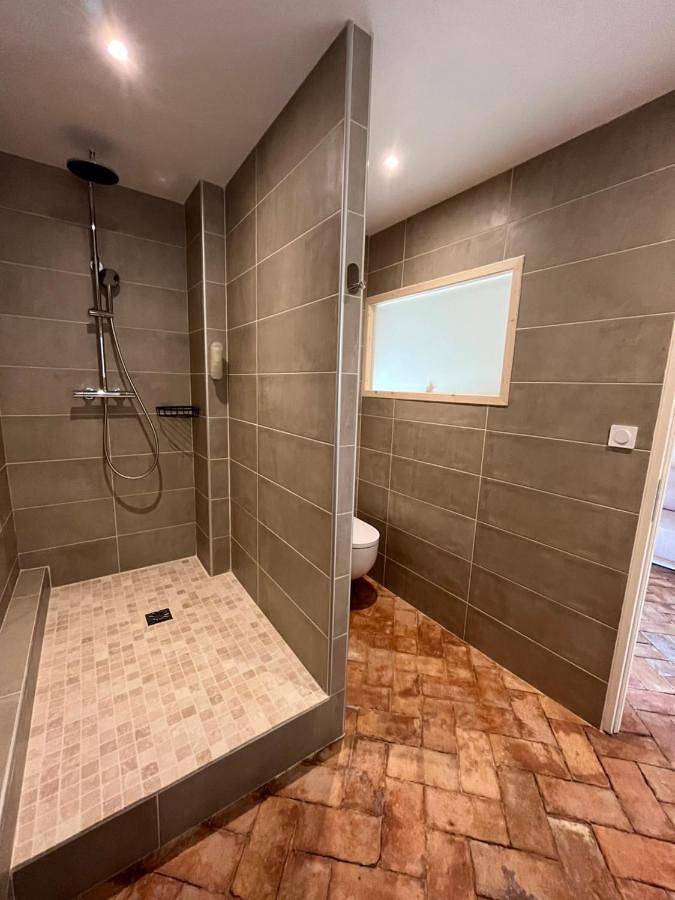 Location de vacances pour 2 personnes, avec piscine et vue ainsi que jardin et terrasse à Malataverne - 3