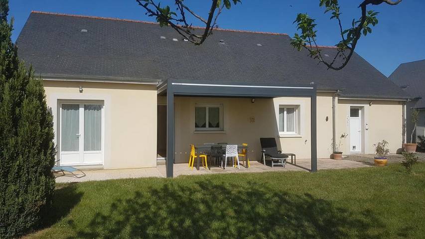 Cottage pour 2 personnes, avec jardin ainsi que vue et terrasse à Vernantes