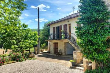 Gîte pour 2 personnes, avec jardin ainsi que terrasse et piscine à Soturac