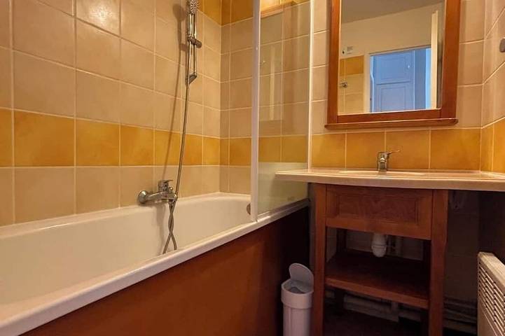 Entire apartment, House, near parking, heated pool, sleeps 4–5, ground floor, lake, nature, and fishing in Monflanquin, Villeneuve-sur-Lot region