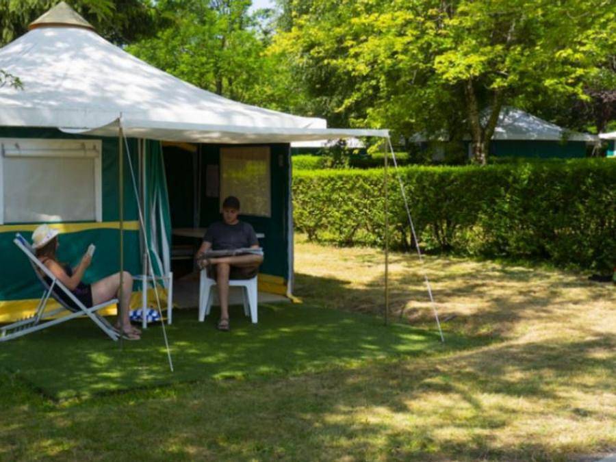 Camping Paradis Le Coiroux - Bungalow toilé 4 personnes - Lodge Eco 2 chambres 4 (sans sanitaire) in Aubazines, Région de Brive-la-Gaillarde