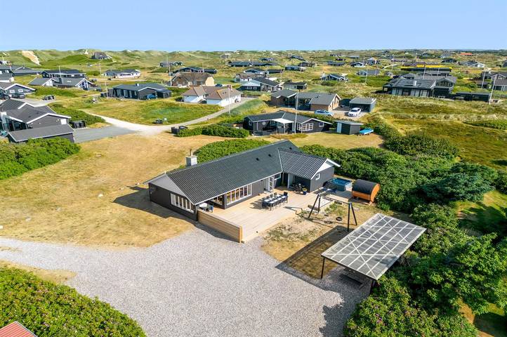 Ferieudlejning for 10 personer, med jacuzzi og sauna samt terrasse, husdyr tilladt i Søndervig