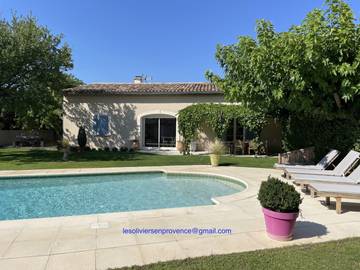 Gîte pour 7 personnes, avec terrasse ainsi que piscine et jardin à Vaison-la-Romaine