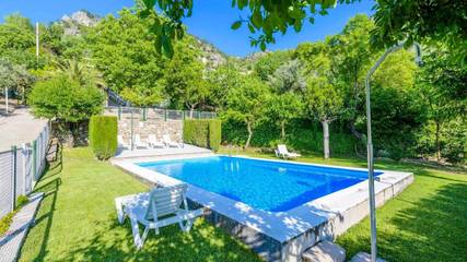 Casa de vacaciones para 8 personas, con terraza además de jardín y piscina en Sierra de Cazorla