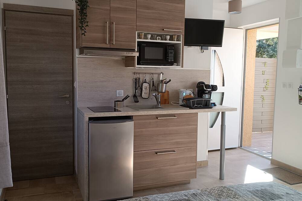Apartamento entero, Finches Nest - Self-contained apartment for two with swimming pool and jacuzzi! in Saint-Martin-de-Londres, Región de Lodève