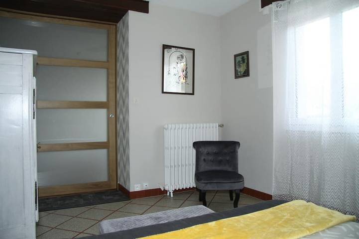 Belle maison de famille tout confort rénovée sur  terrain arboré & parking privé in Boulleret, Région de Bourges