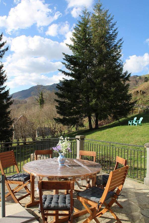 Location de vacances pour 8 personnes, avec jardin et vue à Le Falgoux - 2