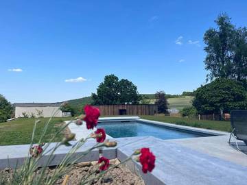Chambre d’hôte pour 2 personnes, avec jardin ainsi que vue et piscine à Yvoir