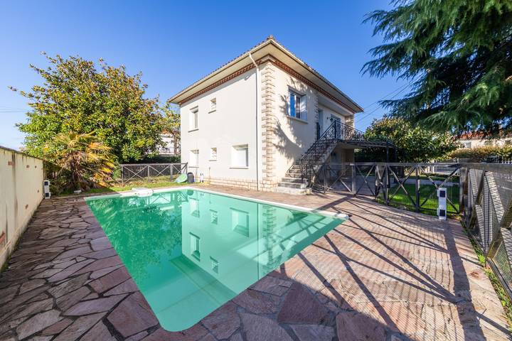 Gîte pour 6 personnes, avec Balcon et Terrasse ainsi que Jardin et Piscine à Villeneuve-sur-Lot
