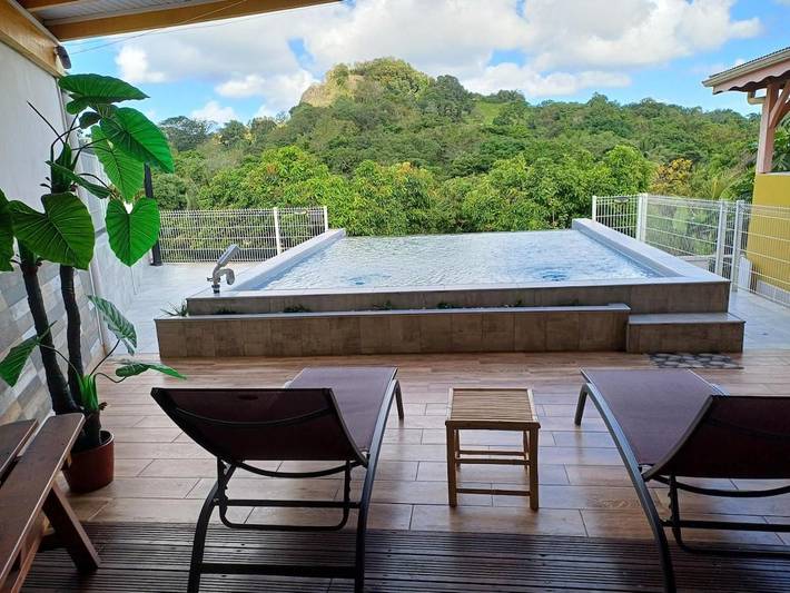 Location de vacances pour 2 personnes, avec jardin ainsi que vue et piscine à Saint-Esprit (homonymie)