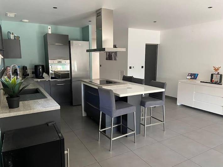 Location de vacances pour 6 personnes, avec piscine à Théza