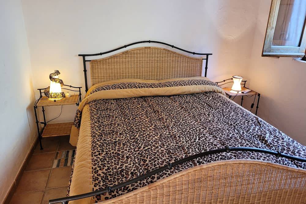 Kleine Villa in einem ruhigen Pool und Meerblick / Golf von Policastro gelegen in Maratea, Potenza Provinz