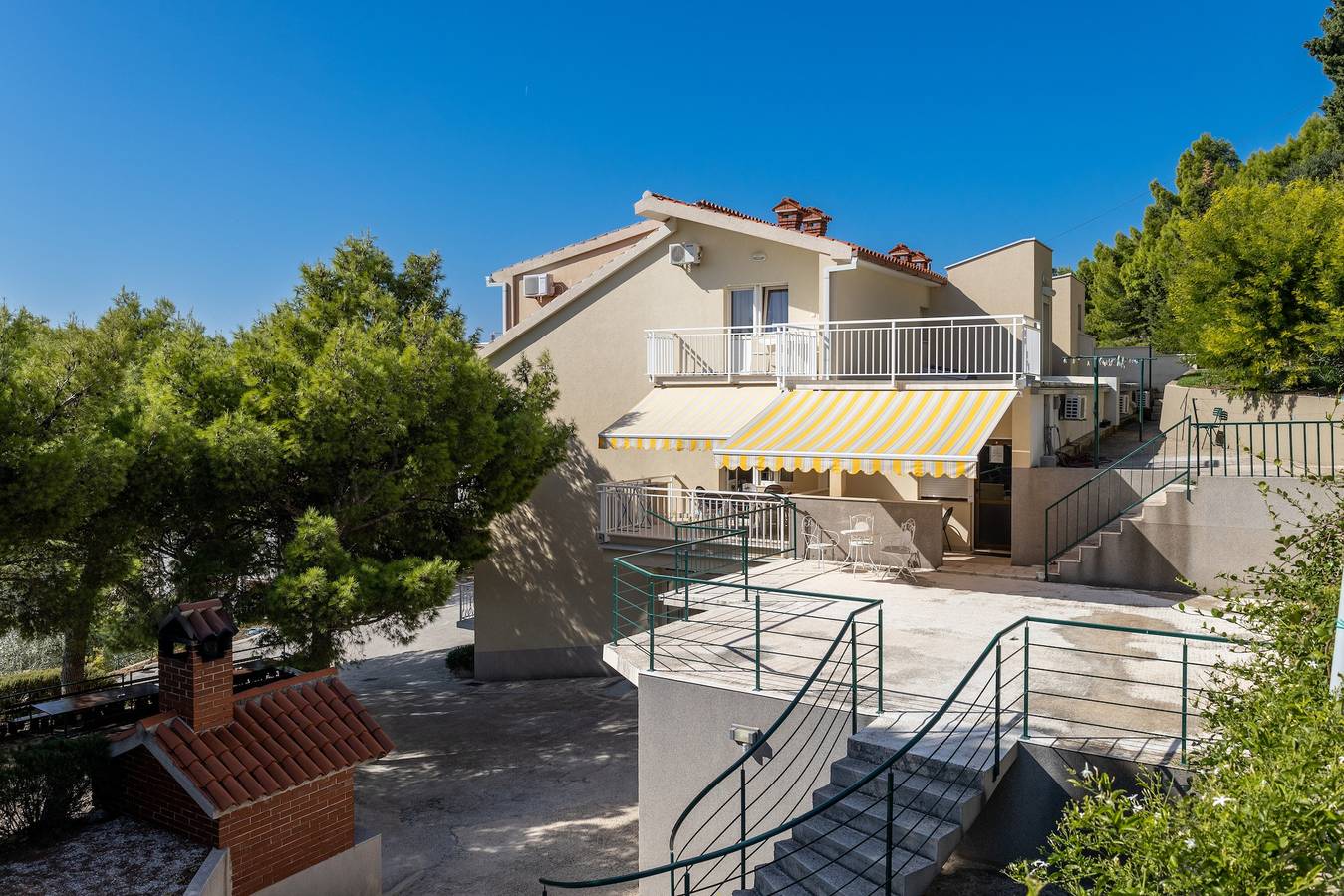 Ganze Wohnung, Studio Appartement mit Terrasse und Meerblick Duce, Omis As-946-f in Dugi Rat, Omis-Riviera