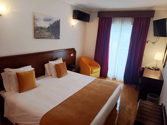 Hôtel pour 3 personnes, avec vue sur le lac ainsi que vue et terrasse