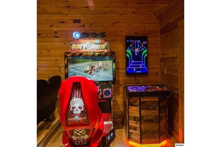 Glamping for 10 people, with balcony and hot tub in Gatlinburg