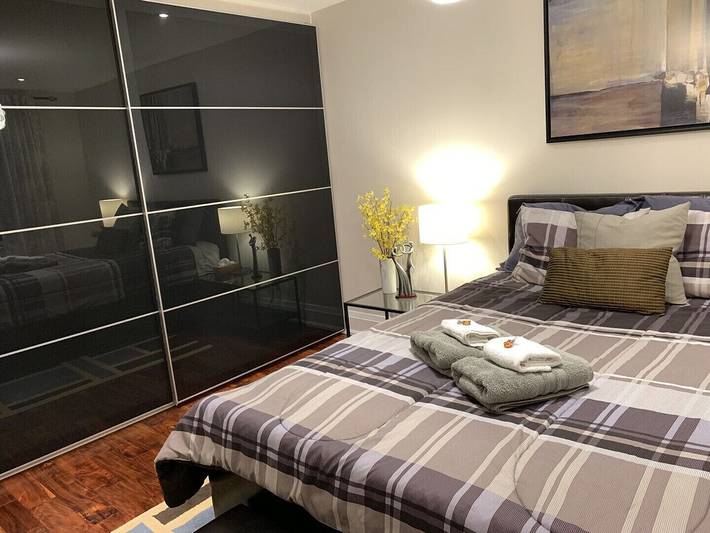 Vacation rental for 8 people, with terrace and garden in Etobicoke