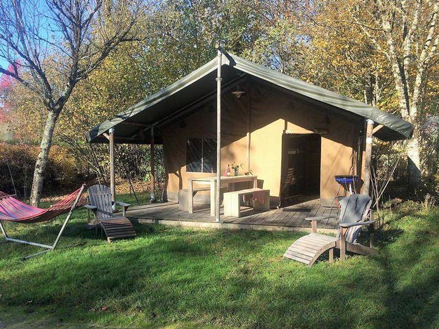 Camping Brantôme Peyrelevade - Tente en toile et en bois 6 personnes - Tente Lodge Safari 35 m² - 2 chambres - 10 m² terrasse couverte in Brantôme en Périgord, Périgord Vert