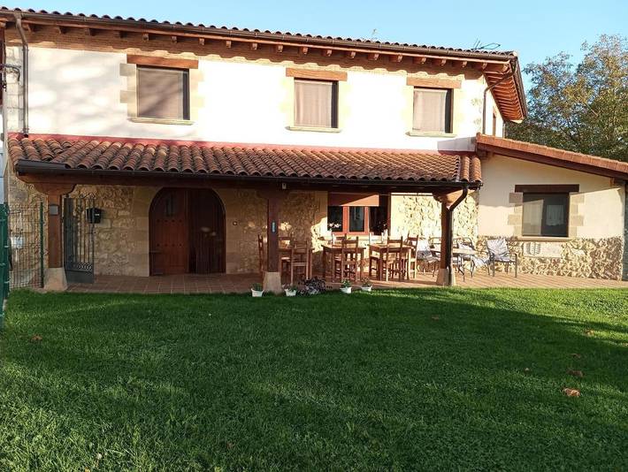 Apartamento de vacaciones para 2 personas, con Terraza y Jardín además de Piscina para niños y Vistas en Navarra