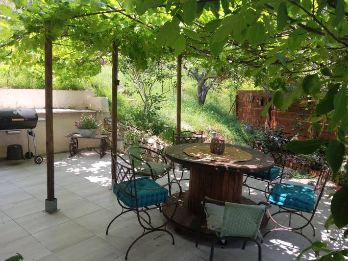 Location de vacances pour 6 personnes, avec vue ainsi que jardin et piscine, animaux acceptés à Lucéram