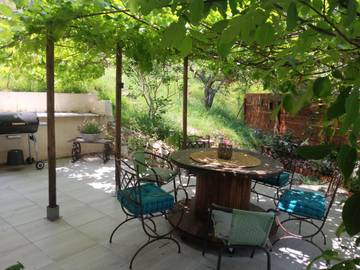 Location de vacances pour 6 personnes, avec vue ainsi que jardin et piscine, animaux acceptés à Lucéram