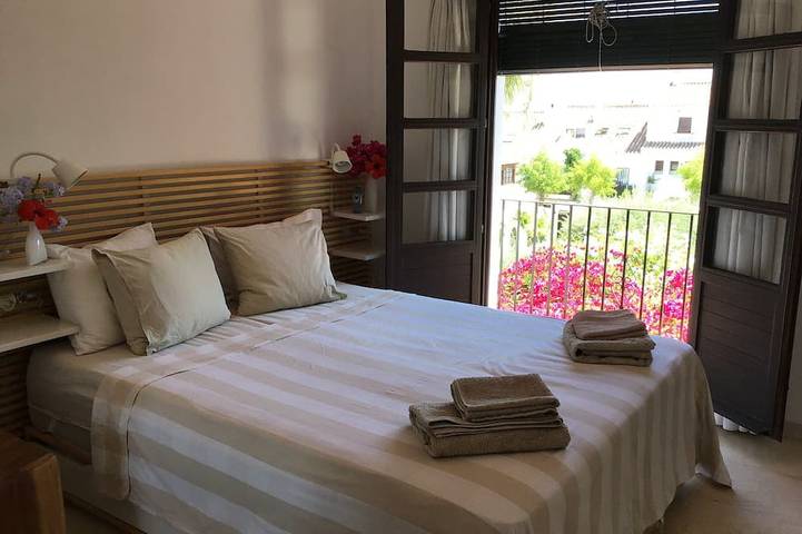 Bezauberndes, ruhig gelegendes, weisses Haus im Herzen von Marbella in Marbella, Costa del Sol