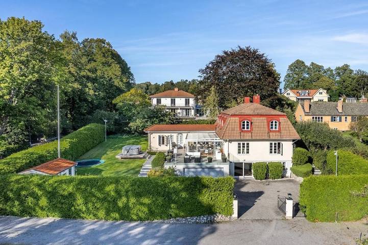 Villa för 8 Personer, med Balkong samt Bubbelpool och Terass och Trädgård i Danderyd