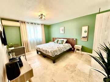 Chambre d’hôte pour 2 personnes, avec piscine ainsi que vue et terrasse, animaux acceptés à Saint-Laurent-d'Aigouze