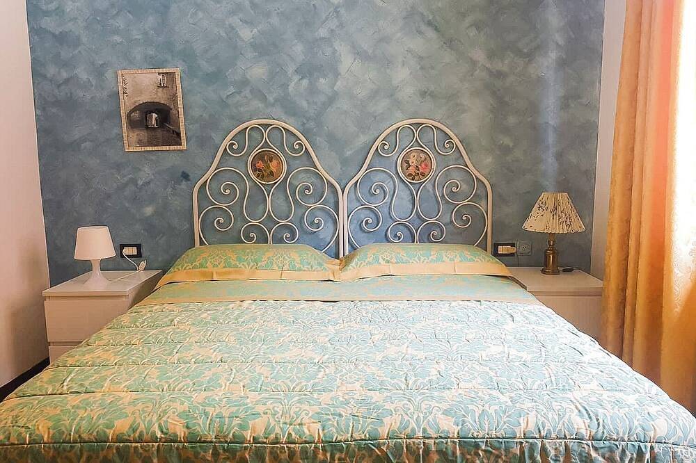 Ganze Wohnung, Geschmackvoll möblierte 2-Zimmer-Wohnung in direkter Seelage mit Pool und Privatstrand in Lezzeno, Comer See