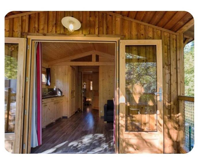 Camping pour 4 personnes, avec Terrasse et Jardin ainsi que Bassin pour enfant et Piscine