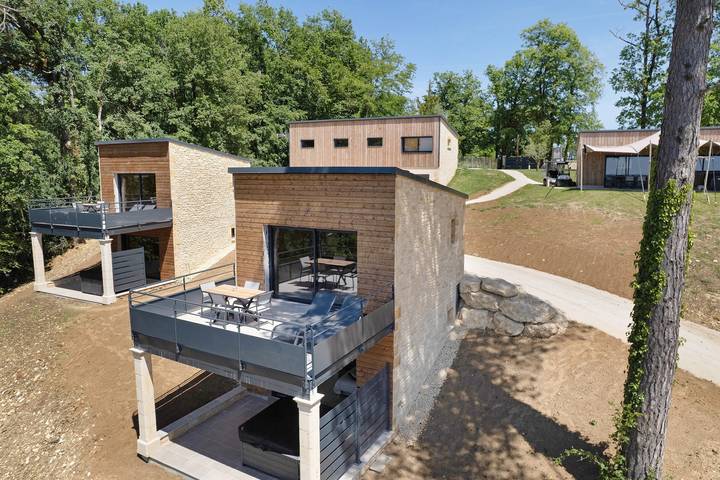 Lodge Spa Eden mit Blick auf die Höhen von Sarlat, Wi-Fi und Klimaanlage in Sarlat-la-Canéda, Périgord Noir