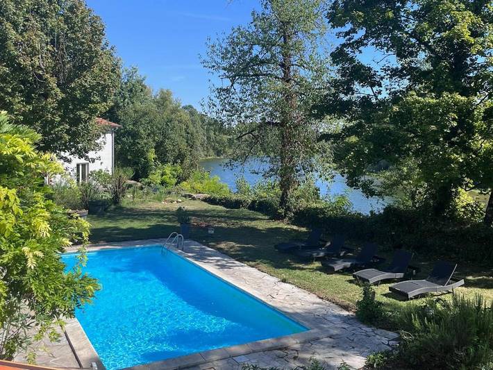Location de vacances pour 12 personnes, avec vue ainsi que jardin et piscine à Charnoz-sur-Ain