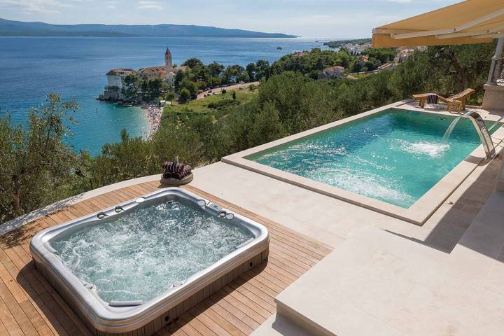 Ferienhaus für 6 Personen, mit Meerblick und Balkon sowie Garten und Pool in Bol