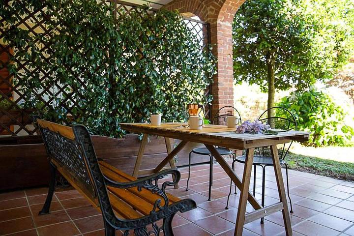 Ferienwohnung für 4 Personen, mit Terrasse und Garten sowie Ausblick in Pisano