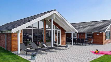 Ferienhaus für 12 Personen, mit Whirlpool und Sauna sowie Terrasse und Pool, mit Haustier in Olpenitz