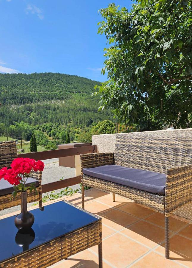 Location de vacances pour 9 personnes, avec Terrasse ainsi que Jardin et Vue à Volvent