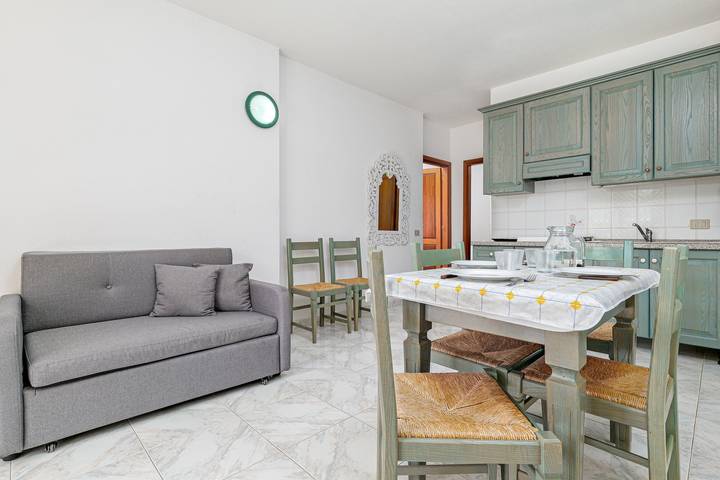 Appartamento intero, Appartamento 'Deledda' con terrazza privata, giardino privato e aria condizionata in San Teodoro, Olbia-Tempio