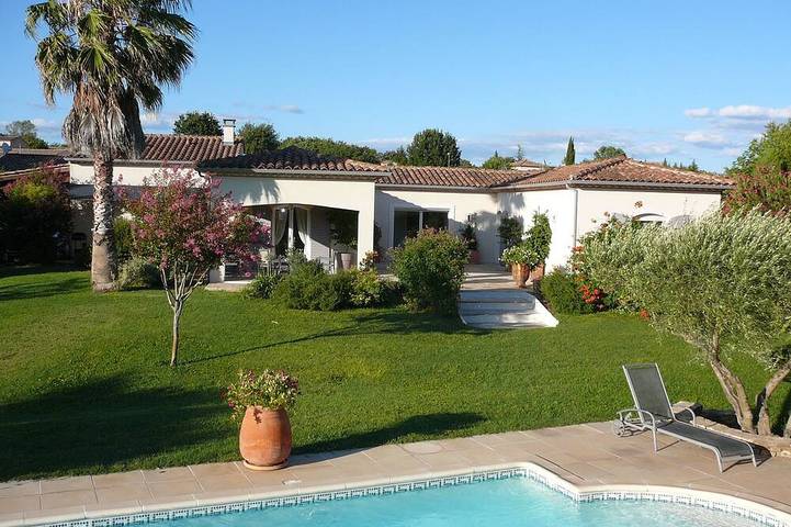 Location de vacances pour 6 personnes, avec terrasse et jardin à Moussac