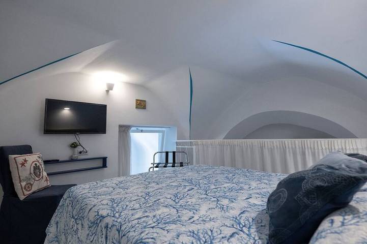 Levante - charming apartment with sea-view terrace, fits up to 7 guests in Maiori, Amalfi Coast