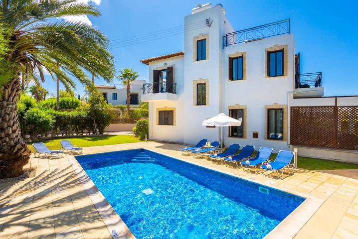 Villa for 8 people, with garden and ocean view in Cyprus