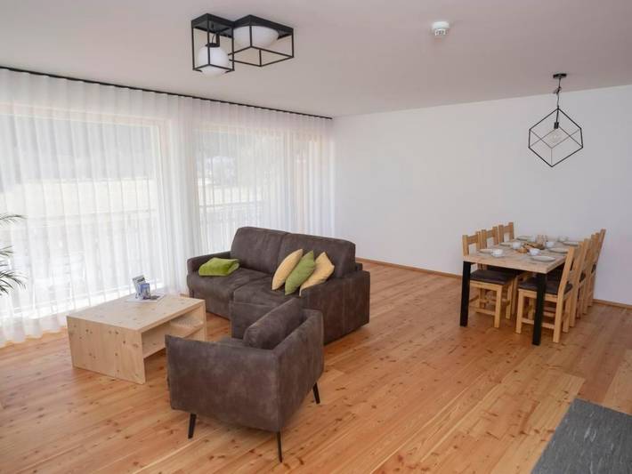 Ferienwohnung für 6 Personen, mit Balkon und Whirlpool sowie Garten und Pool