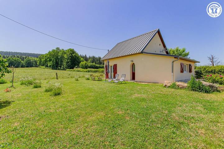 Gîte pour 3 personnes, avec jardin à Curgy