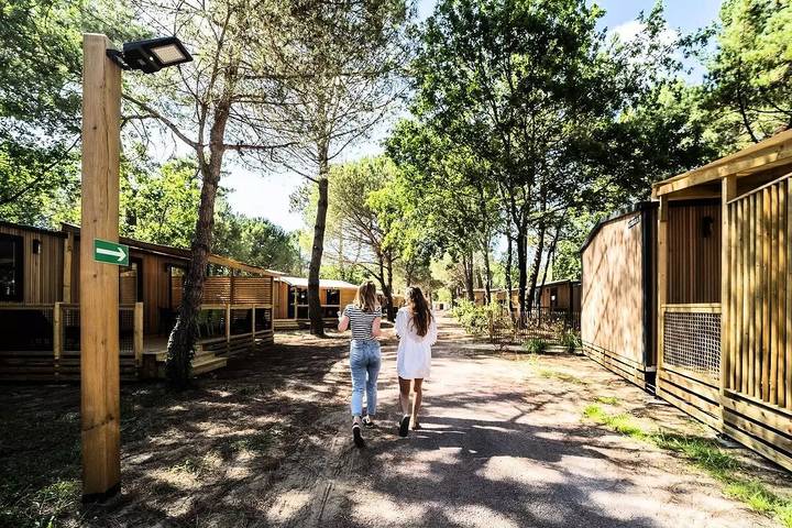 Camping pour 6 personnes, avec terrasse et piscine, animaux acceptés à Les Mathes - 2